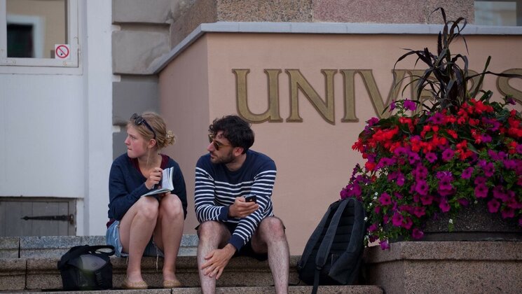 Tartu Ülikooli tudengid peahoone trepil