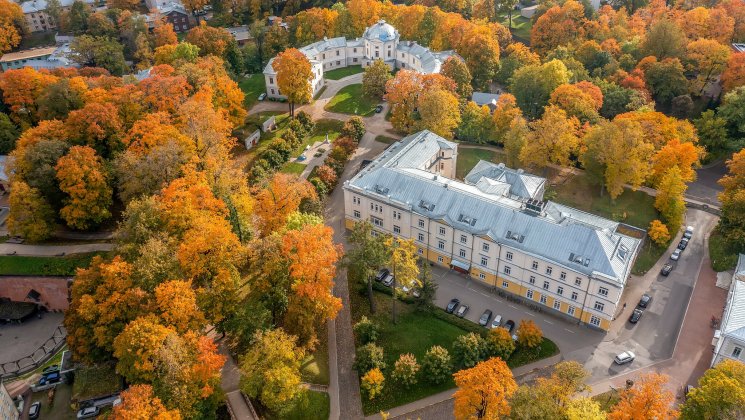 Lossi 36 õppehoone droonivaatest.