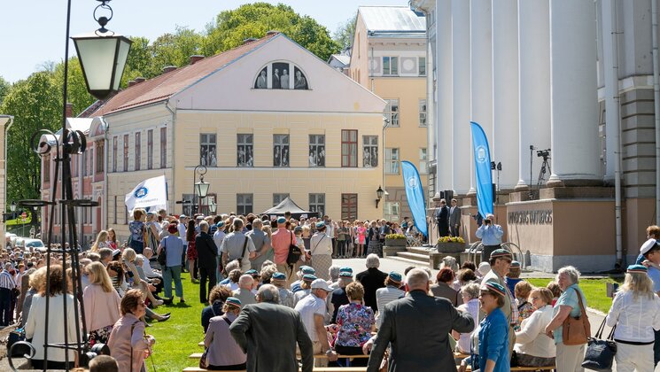 Tartu Ülikooli vilistlaste kokkutulek peahoone ees