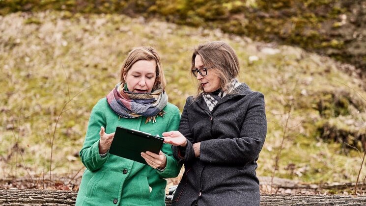 Kristi Kuningas ja Raili Marling leiavad, et Praxise uuringuaruandes „Tippjuhiks saamise teed“ kirjeldatud kitsaskohad on ositi olemas ka ülikoolis.