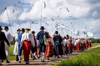 Rahvariietes lauljad rongkäigus.